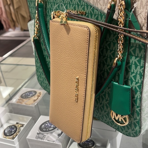 MICHAEL KORS LARGE TRAVEL CONTINENTAL WRISTLET WALLET PHONEHOLDER  
CAMEL - Picture 4 of 16